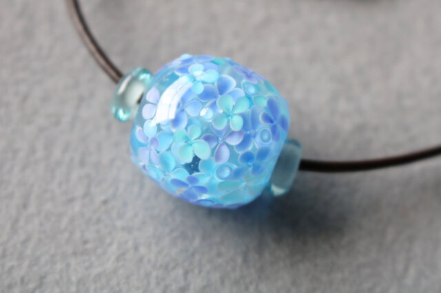 紫陽花のとんぼ玉（ガラス玉）泡入り 水色 | iichi 日々の暮らし