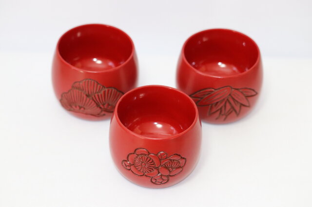 木彫り堆朱 松竹梅ぐい吞み | iichi 日々の暮らしを心地よくする