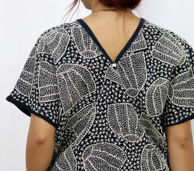 手仕事が美しいインディゴ染め刺し子刺繍トップス、チェンマイ、ヤオ族