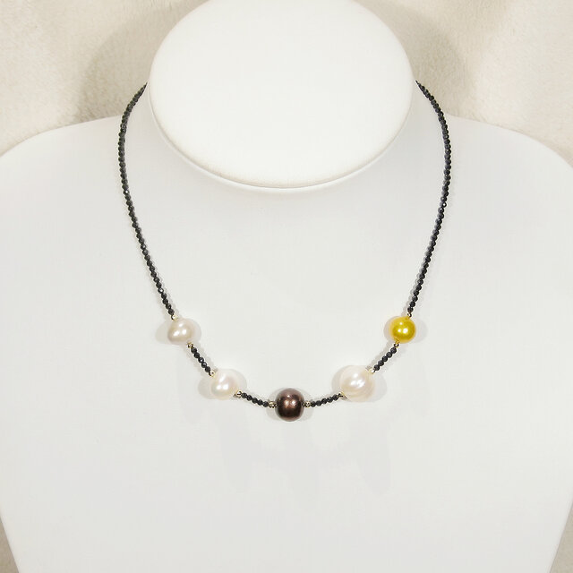 本真珠（淡水パール）とブラックスピネル、ヘマタイトのネックレス（天然石、マグネット、6月の誕生石、ホワイト、イエロー）