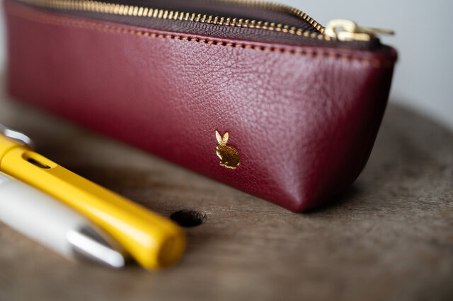 牛革製》レザーペンケース うさぎ ボルドー 裏地あり | iichi 日々の