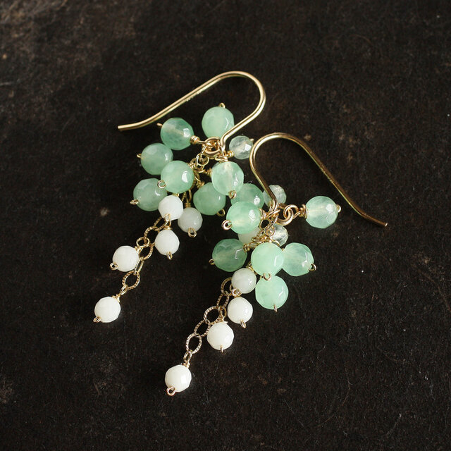 No. 755 グリーンのクォーツァイトと白い珊瑚のピアス