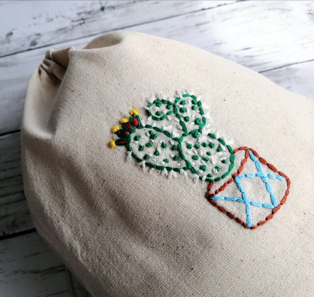 刺繍のかわいいサボテン 巾着袋 生成り マチ付き Ⅿサイズ | iichi 