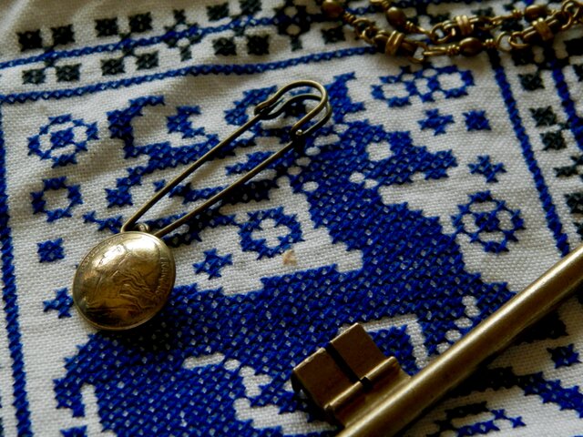 B87s France Coin Brooch(swing type) | iichi 日々の暮らしを