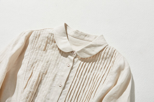 大人可愛いの丸襟シャツブラウス ピンタック入り リネン100％ ベージュ