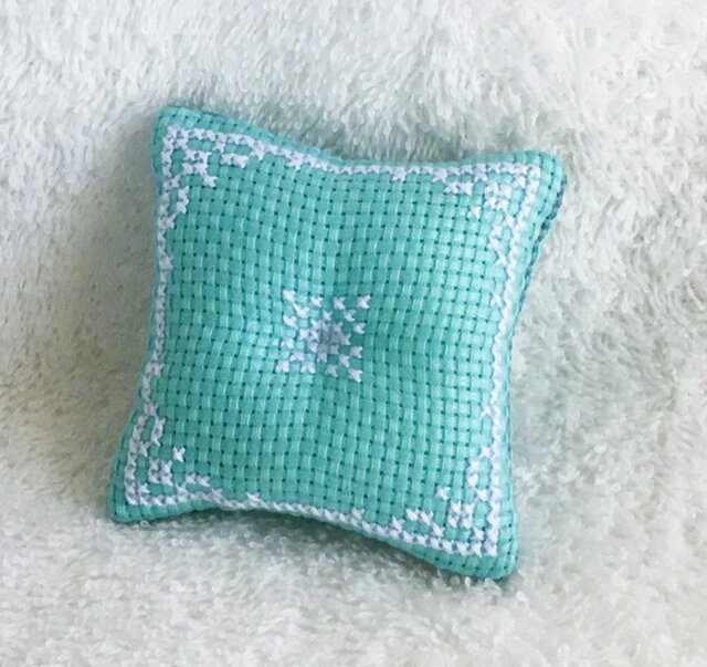 刺繡クッション4点 クロスステッチの小さめピンクッション・四色展開 | iichi 日々の