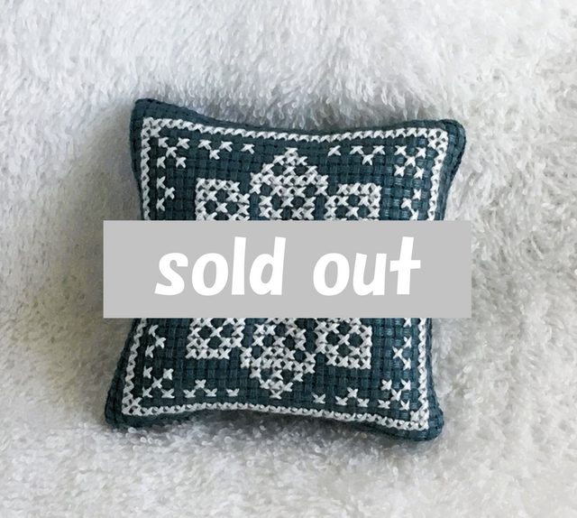 クロスステッチの小さめピンクッション・四色展開 | iichi 日々の