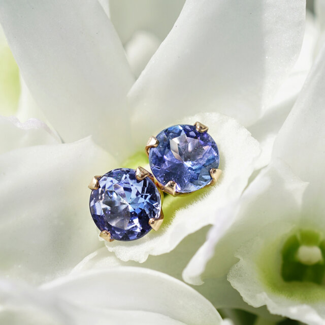 極上大粒タンザナイトの14KGFスタッドピアス6mm ～貴婦人の青 | iichi
