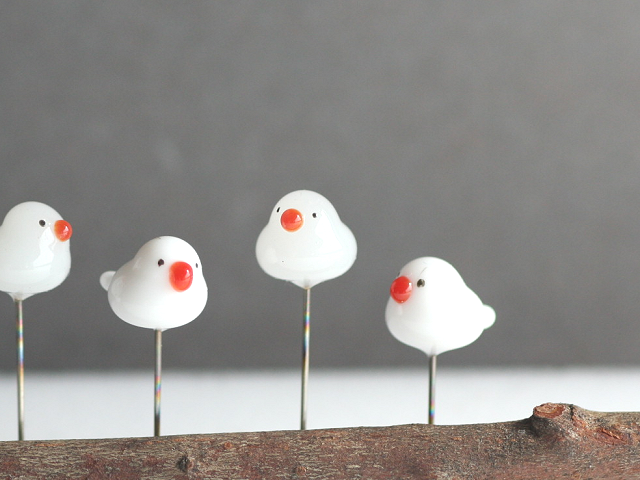 ガラスで作った白文鳥の待ち針 | iichi 日々の暮らしを心地よくする