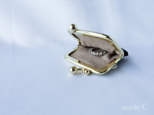 大人な蜂柄刺繍 リングケース ブラック カンボジアシルク お守り