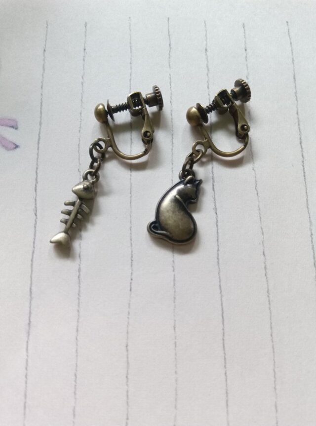 振り返りネコと魚のホネのイヤリング