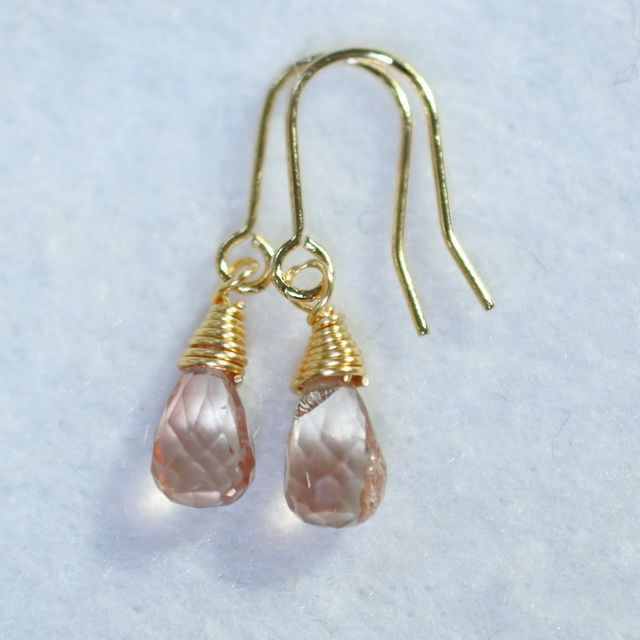 （１点もの）オレゴンサンストーンのゴールドチタンピアス