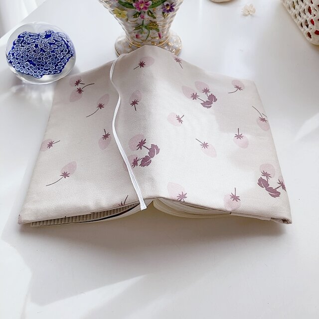 文庫本用】水彩タッチ FIND ME 小さなサクランボ柄 ブックカバー