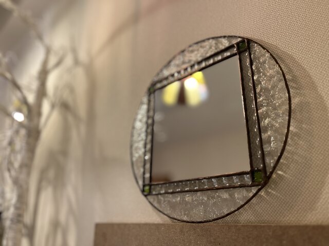 昭和ガラス【石目】の円形壁掛けミラー | iichi 日々の暮らしを