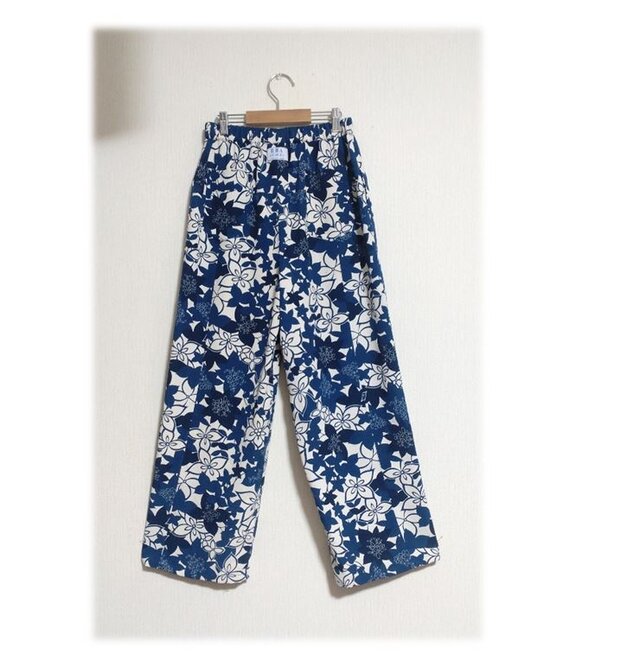 絹縮緬着物リメイクワイドパンツ　ゆったり（ネイビー・花柄） 1２2 １点物 ワイドパンツ 着物リメイク 小花柄 紺系 ロングパンツ