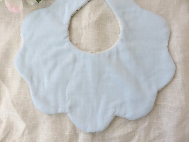 New*ふわふわお花のスタイ*小花柄*キルトニット*ブルー | iichi 日々の