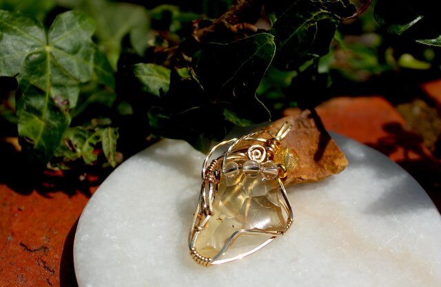 リビアンゴールドテクタイト 潜在意識の活性化、能力の開花 | iichi