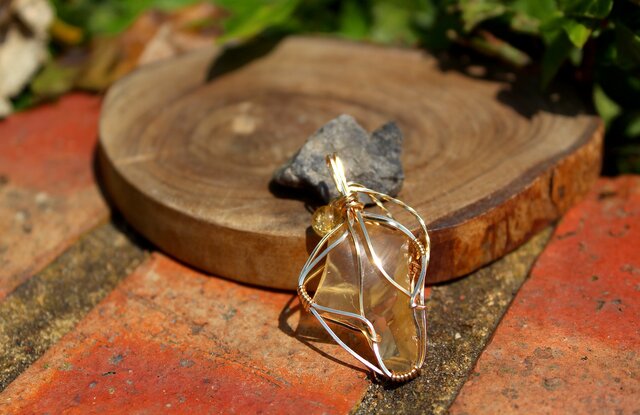 リビアンゴールドテクタイト 潜在意識の活性化、能力の開花 | iichi