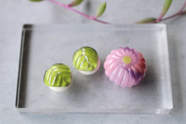 ガラスのミニチュア和菓子 練り切りと柏餅 小さなガラスの置き飾り