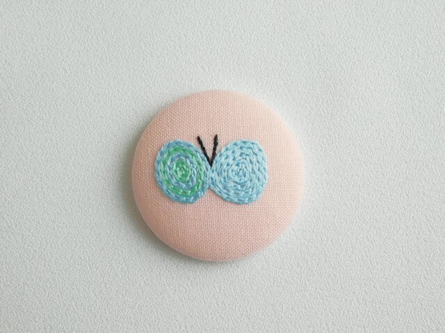 刺繍ブローチ 蝶 ピンク 【受注製作】 | iichi 日々の暮らしを心地よく
