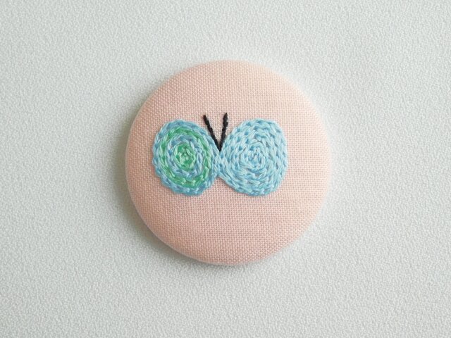 刺繍ブローチ 蝶 ピンク 【受注製作】 | iichi 日々の暮らしを心地よく