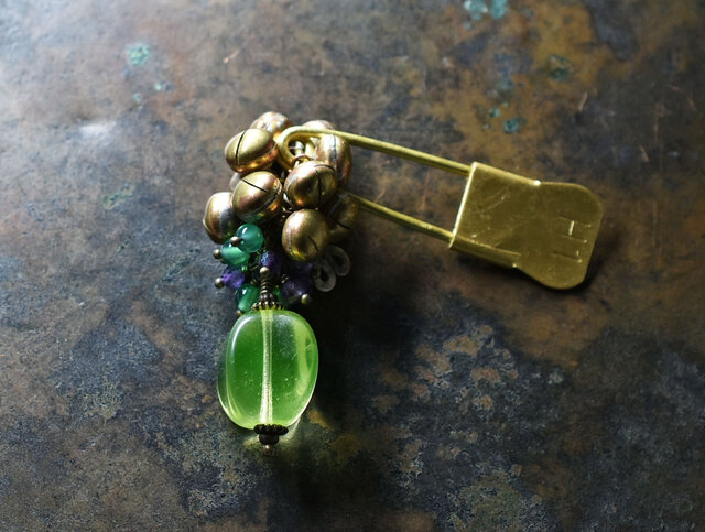 ヴィンテージウランガラスとたわわな鈴、アメジスト＆グリーン瑪瑙