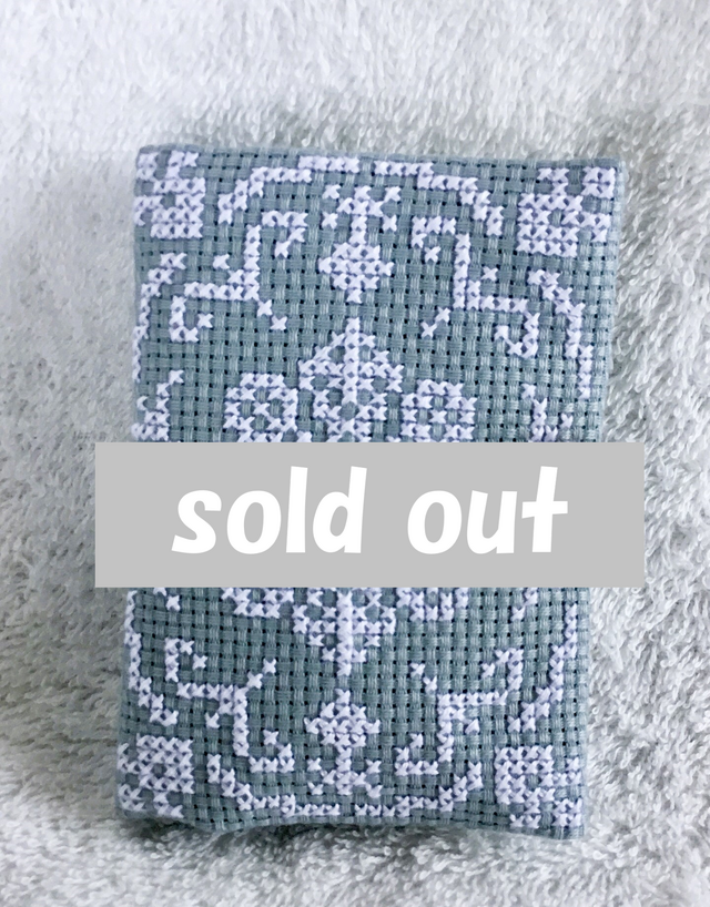 クロスステッチのニードルケース・フローズンブルー