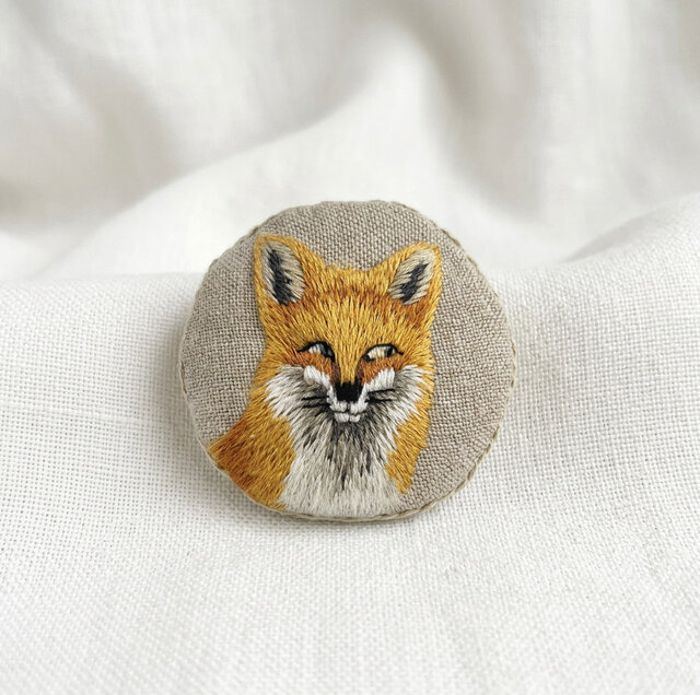 キツネの刺繍ブローチ（手縫い） | iichi 日々の暮らしを心地よくする