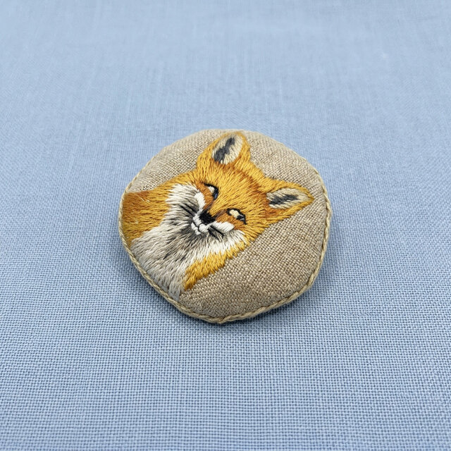 キツネの刺繍ブローチ（手縫い） | iichi 日々の暮らしを心地よくする