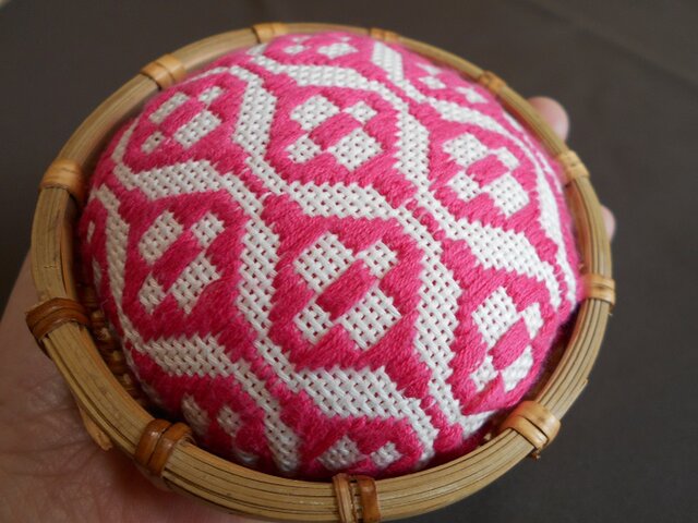 こぎん刺しのかご針山∴ピンク | iichi 日々の暮らしを心地よくする