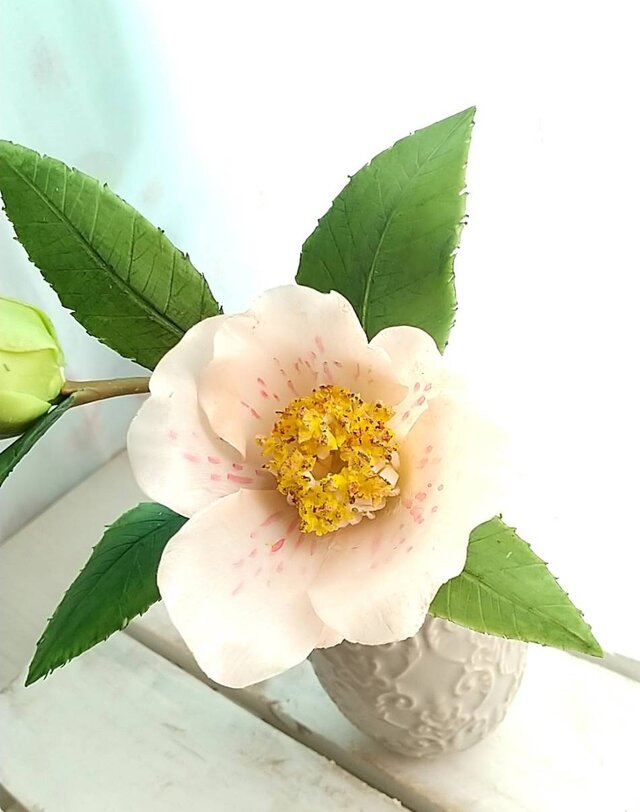 ☆クレイフラワー作品（椿・花霞の一輪挿し）☆ | iichi 日々の暮らし