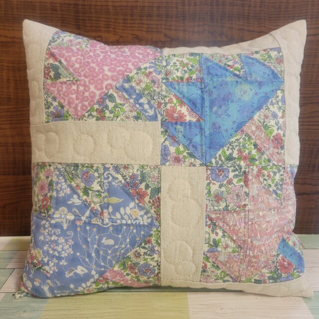 パターン《たんぽぽの綿毛》のクッションカバー40㎝角　ベージュ