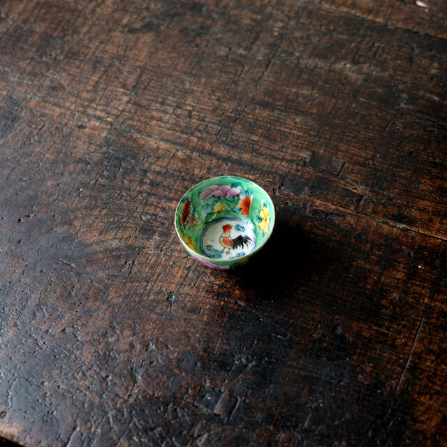 見込みに酉（鳥）◆中国出品　ライトグリーン　干支　色絵金彩小ぶり猪口　チャイナレトロ　シノワズリ