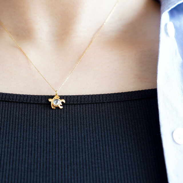 幸せを運んでくれる「海の守り神」ホヌのネックレス ゴールド | iichi