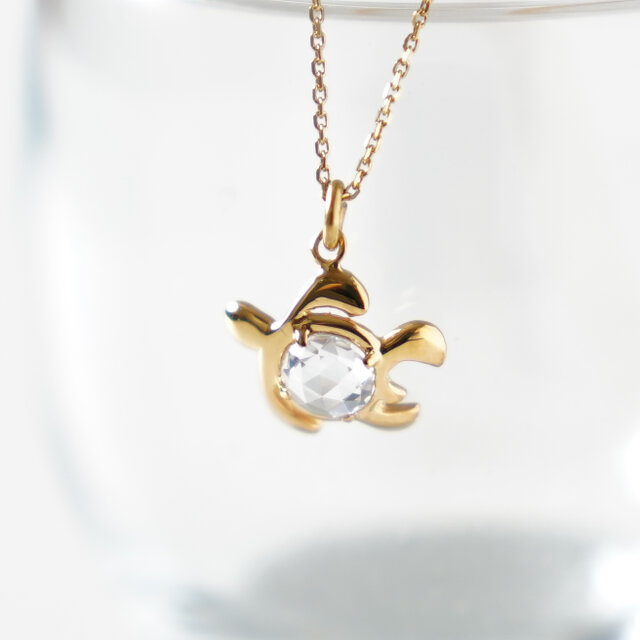 幸せを運んでくれる「海の守り神」ホヌのネックレス ゴールド | iichi