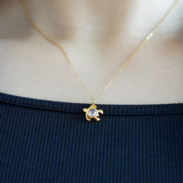 幸せを運んでくれる「海の守り神」ホヌのネックレス ゴールド | iichi