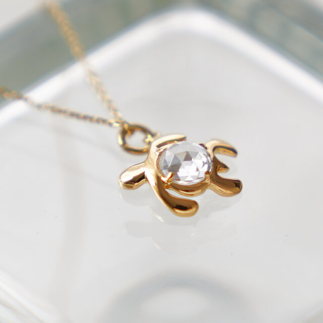 幸せを運んでくれる「海の守り神」ホヌのネックレス ゴールド | iichi