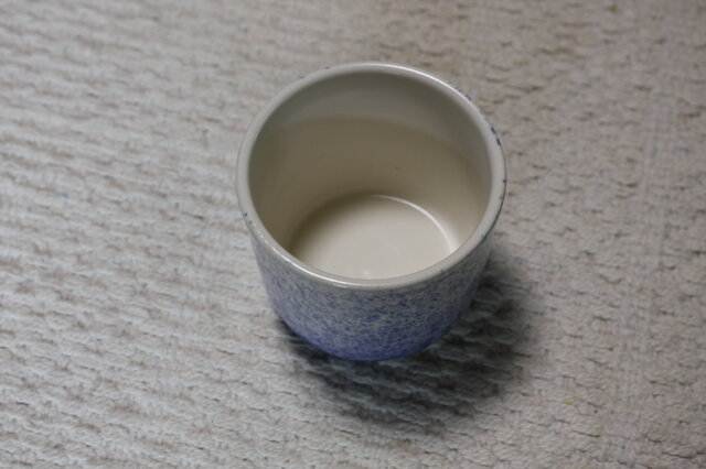瑠璃ナマコ釉 裾濃(すそご)吹き付けの湯飲み | iichi 日々の暮らしを心地よくするハンドメイドやアンティークのマーケットプレイス