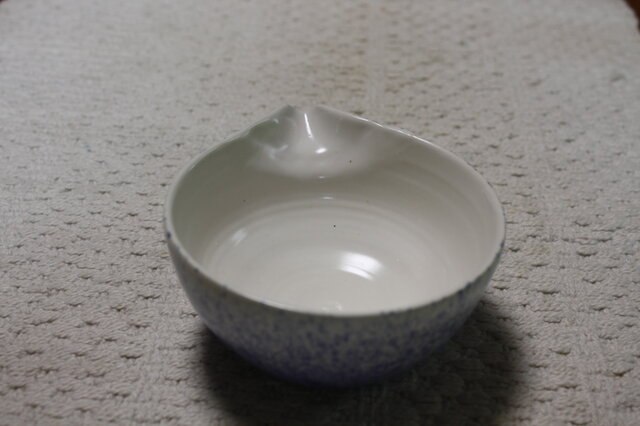 瑠璃ナマコ釉 裾濃(すそご)吹き付けの片口 | iichi 日々の暮らしを心地よくするハンドメイドやアンティークのマーケットプレイス