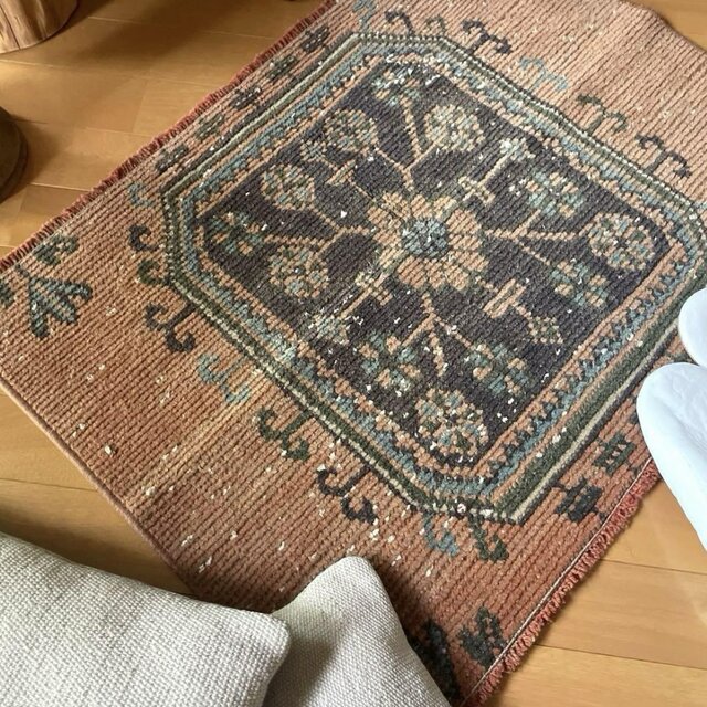 60×79 くすみ落ち着きオレンジ　大きなボタニカル柄　トルコヴィンテージラグ