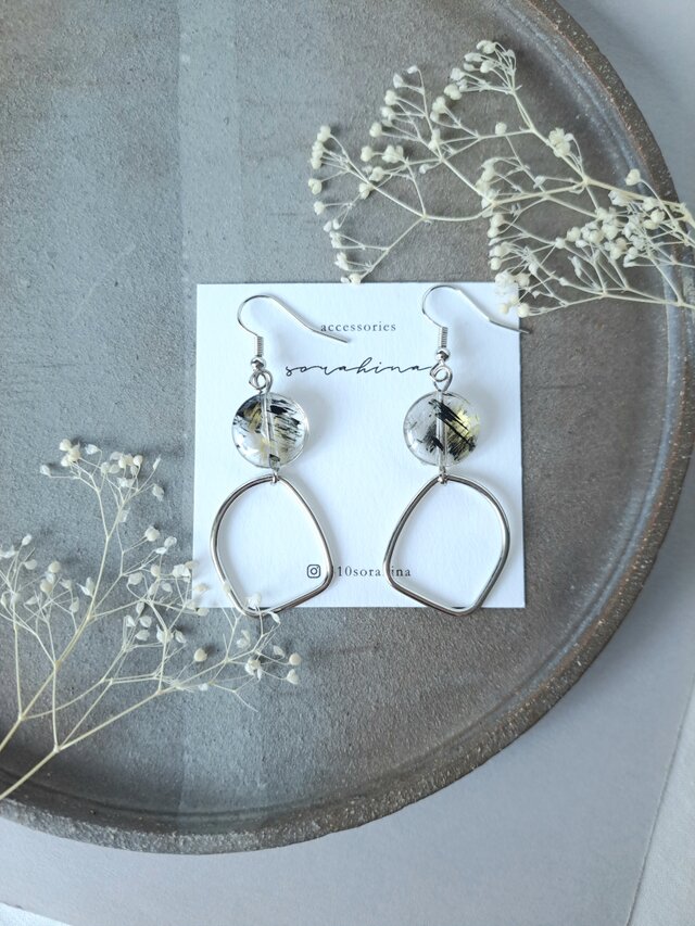 ★b　"耳元を主役に…"　初夏　透明　梅雨　大ぶり　ゆらゆら揺れる　モード　大人ピアス／イヤリングe