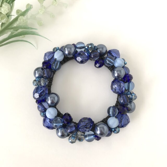 サファイアブルー の ビーズ クロッシェ シュシュ 青 かぎ針編み