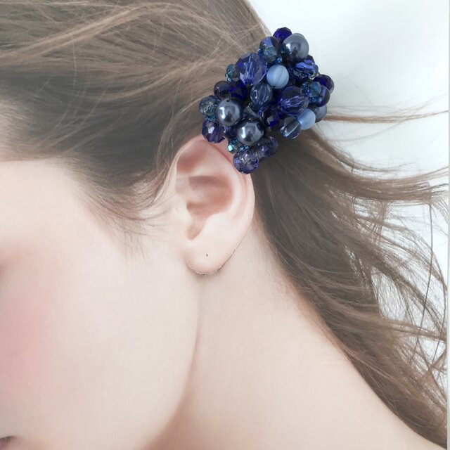サファイアブルー の ビーズ クロッシェ シュシュ 青 かぎ針編み