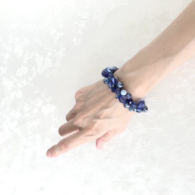 サファイアブルー の ビーズ クロッシェ シュシュ 青 かぎ針編み