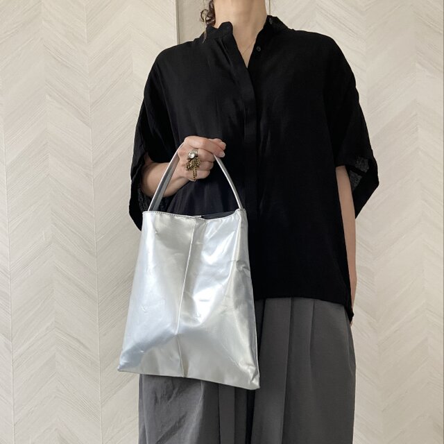 ピッグ箔加工革＊シルバー ショルダーバッグ＊軽量 | iichi 日々の