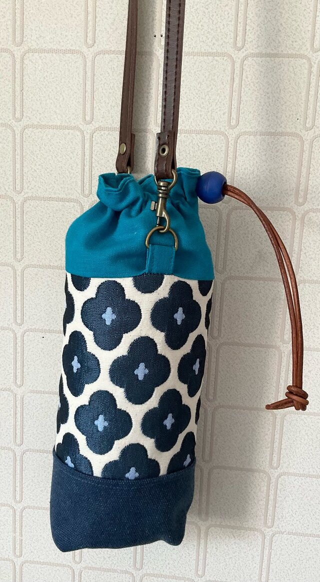 ペットボトルカバー　ベリーガーデン柄　ネイビー　　ハンドメイド ペットボトルカバー ベリーガーデン柄 ネイビー ハンドメイド
