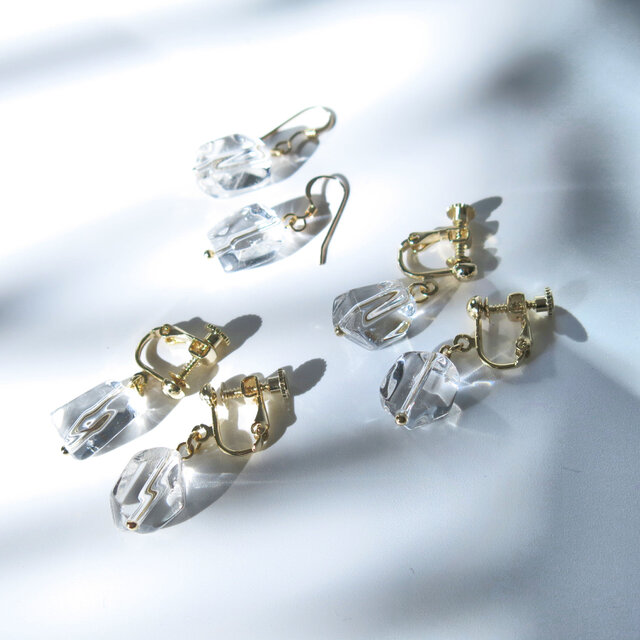 【イヤリング】クリスタルクォーツの一粒イヤリング　天然石　クラック水晶　クォーツイヤリング