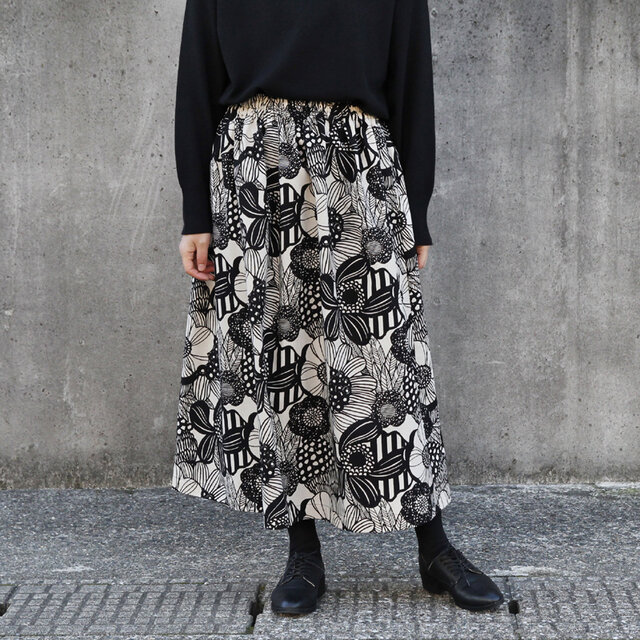 ノルディック調フラワー　綿麻ギャザースカート（モノトーン フラワー）リネン 麻 ロング マキシ ポケット 白黒 生成り