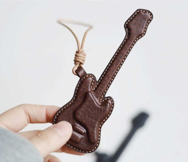 ギター型レザーアクセサリー チャーム 本革手作り】立体ギター型チャーム - 音楽好きにぴったり