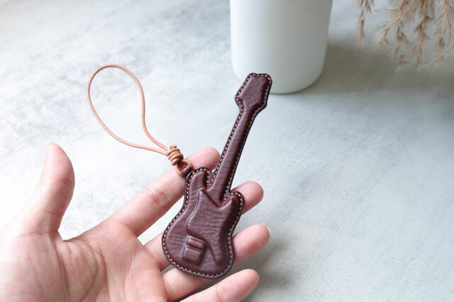 ギター型レザーアクセサリー チャーム 本革手作り】立体ギター型チャーム - 音楽好きにぴったり
